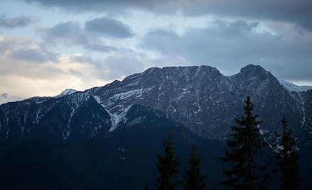 Ciężki los turysty. Na Giewont w skarpetkach