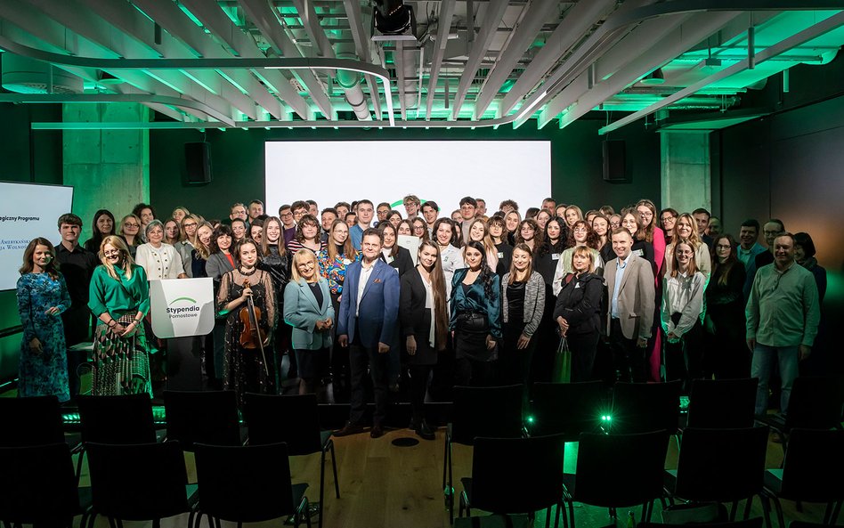 W bieżącym roku akademickim 575 studentów otrzymało stypendia na studia w ramach Programu Stypendiów Pomostowych; w tym 367 osób dostało dofinansowanie na I rok studiów.