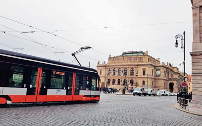 Tramwajami po czeskiej Pradze można jeździć bez papierowego biletu – jego rolę pełni karta płatnicza