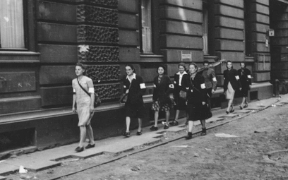 Powstanie warszawskie: Wymarsz patrolu sanitarnego Wojskowej Służby Kobiet AK na ulicy Moniuszki 9, 