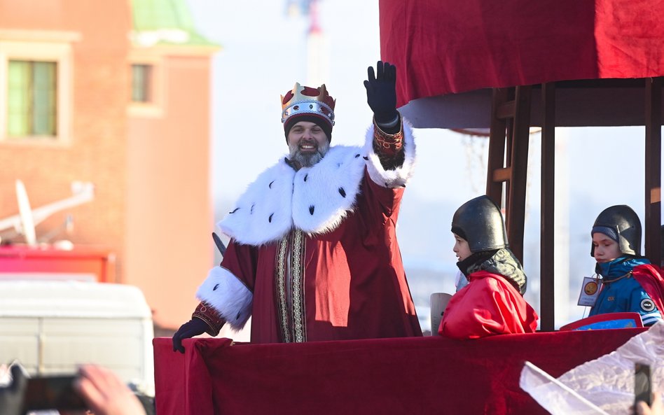 Król Europy podróżował na platformie przypominającej rycerską warownię