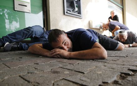 Izraelczycy kryjący się przed nadlatującymi ze Strefy Gazy rakietami