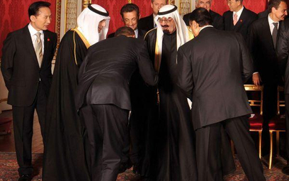 Prezydent Barack Obama kłania się przed królem Arabii Saudyjskiej Abdullahem bin Abdulem Aziz Al Sau