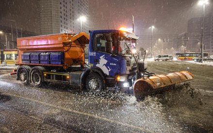 Do momentu aż nie przestanie padać śnieg bardzo trudno będzie utrzymać standart czarnej jezdni. Tę p