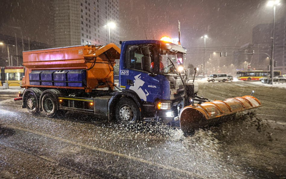 Do momentu aż nie przestanie padać śnieg bardzo trudno będzie utrzymać standart czarnej jezdni. Tę p