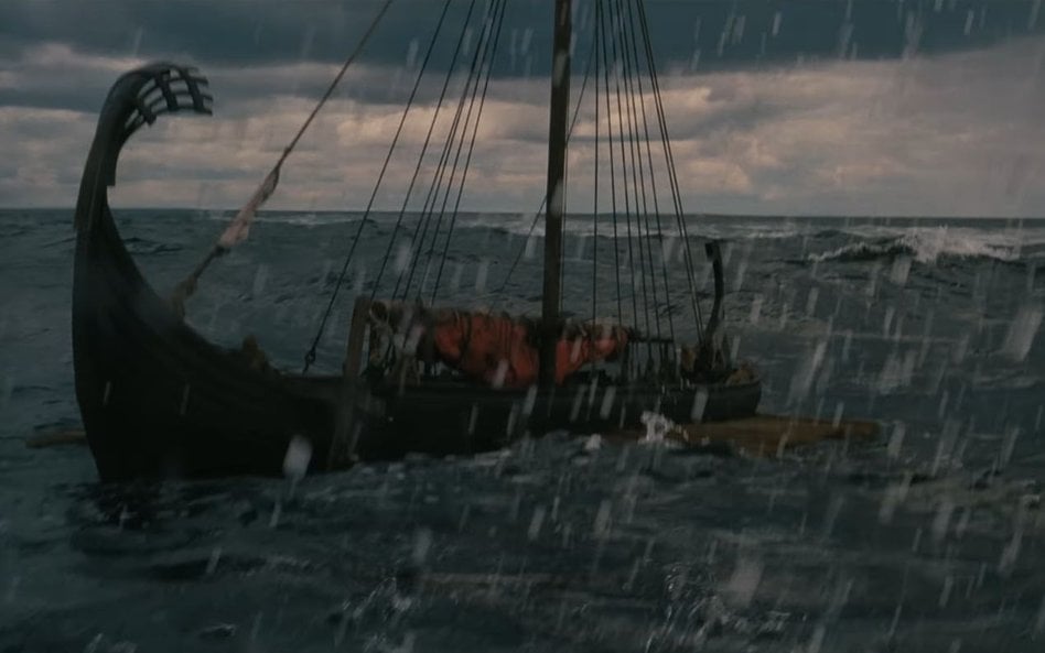 Statek, którym pływa filmowy Odyseusz to „Draken”, replika statku wikingów
