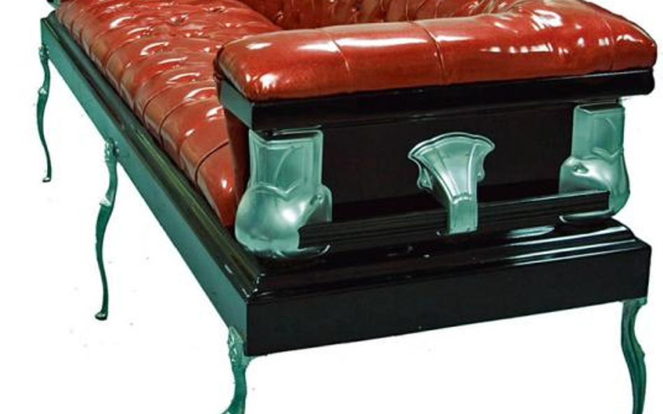 Kanapa z trumny po recyklingu (Coffin Couches)