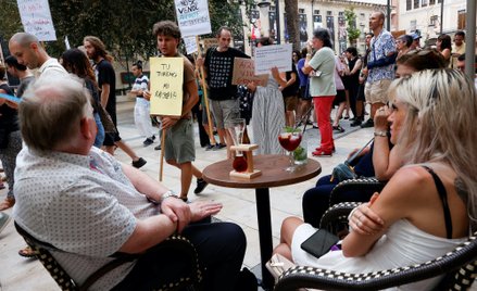 Protest przeciw obecności turystów w hiszpańskim mieście Alicante.