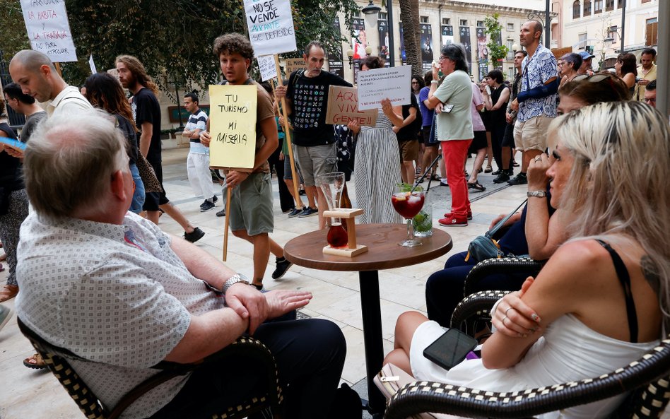 Protest przeciw obecności turystów w hiszpańskim mieście Alicante.