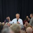 Premier RP Donald Tusk przemawia podczas otwartego spotkania z mieszkańcami Piotrkowa Trybunalskiego