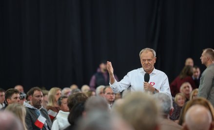 Premier RP Donald Tusk przemawia podczas otwartego spotkania z mieszkańcami Piotrkowa Trybunalskiego
