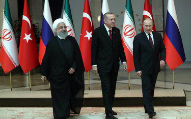 Szczyt w Ankarze. Od lewej: prezydent Iranu Hasan Rouhani, gospodarz Recep Erdogan i Władimir Putin