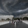 Nad Polskę nadciągają deszcze i burze z gradem