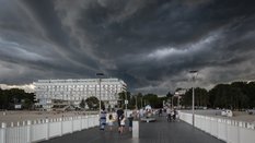 Nad Polskę nadciągają deszcze i burze z gradem