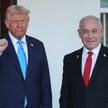 Prezydent USA Donald Trump wita premiera Izraela Benjamina Netanjahu przy wejściu do Białego Domu, 4