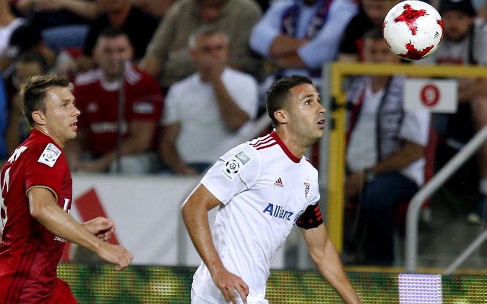 Igor Angulo z Górnika Zabrze (z prawej)