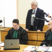 Europoseł Włodzimierz Cimoszewicz oraz adwokaci Błażej Biedulski i Tadeusz Wolfowicz na sali Sądu Re