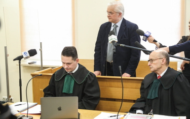 Europoseł Włodzimierz Cimoszewicz oraz adwokaci Błażej Biedulski i Tadeusz Wolfowicz na sali Sądu Re