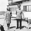 Adolf Hitler i Ewa Braun ze swoimi psami. Słynna Blondi była ostatnim z 14 psów należących do Hitler