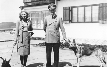 Adolf Hitler i Ewa Braun ze swoimi psami. Słynna Blondi była ostatnim z 14 psów należących do Hitler