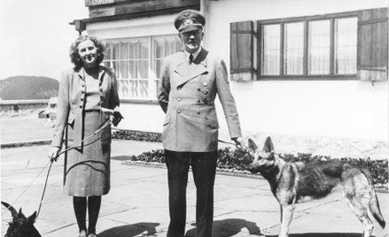 Adolf Hitler i Ewa Braun ze swoimi psami. Słynna Blondi była ostatnim z 14 psów należących do Hitler