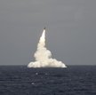Pocisk Trident II D5 po wystrzeleniu z atomowego okrętu podwodnego USS Rhode Island. Okręty typu Ohi