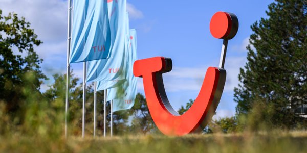 TUI z zyskiem 123 mln euro w Q3, ale przychody spadają — klienci rezerwują później