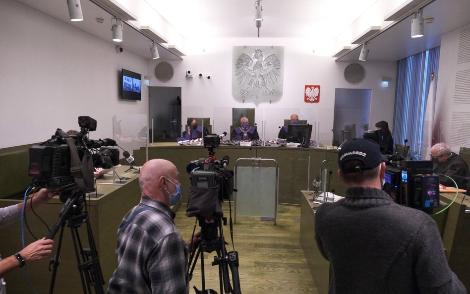 Sędziowie Konrad Wytrykowski (L), Piotr Sławomir Niedzielak (2L) i Jarosław Sobutka (3L) oraz obrońc