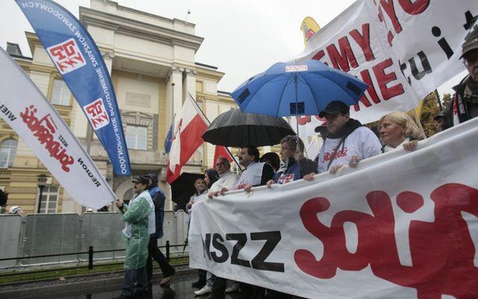 Związki w fabrykach aut podzielone w sprawie podwyżek