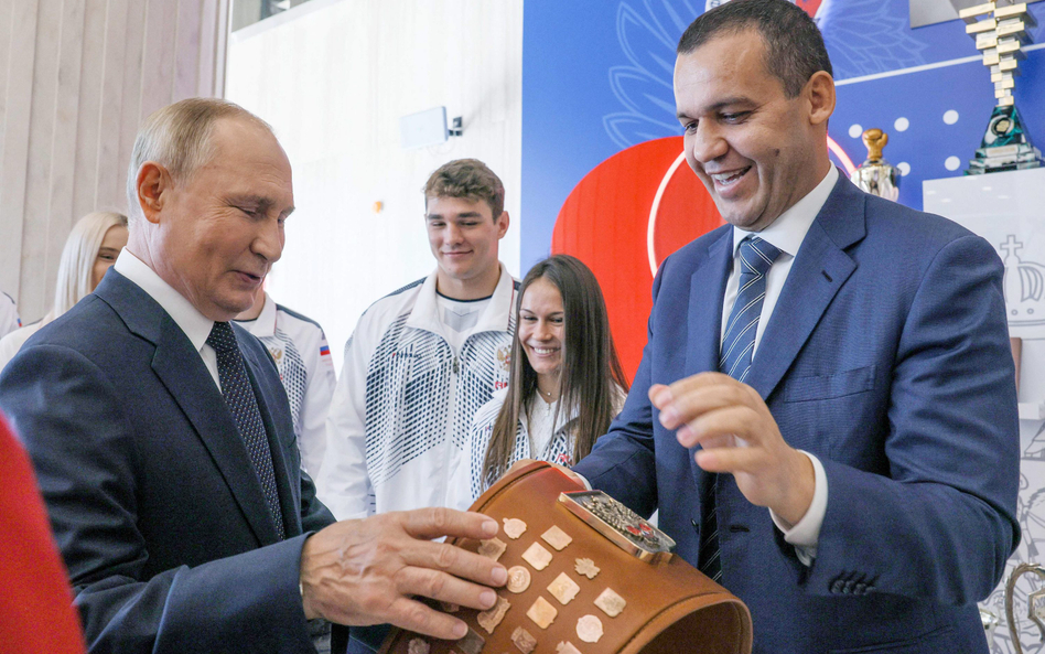 Umar Kremlow kilkanaście dni temu w towarzystwie Władimira Putina otwierał w Moskwie Międzynarodowe 