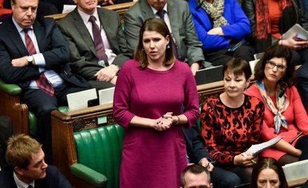 Szefowa Liberalnych Demokratów Jo Swinson (w środku) zaczęła poselską karierę w 2005 roku w wieku 25