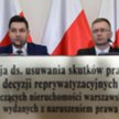 Członkowie komisji weryfikacyjnej ds. reprywatyzacji - przewodniczący Patryk Jaki (L) i Paweł Lisiec