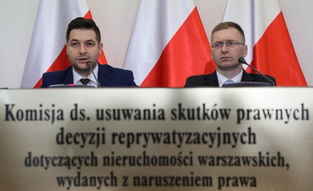 Członkowie komisji weryfikacyjnej ds. reprywatyzacji - przewodniczący Patryk Jaki (L) i Paweł Lisiec