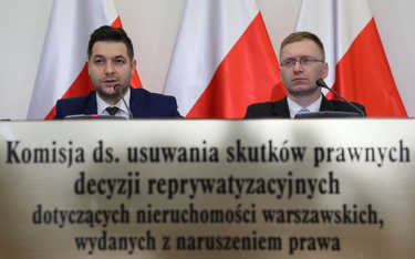 Członkowie komisji weryfikacyjnej ds. reprywatyzacji - przewodniczący Patryk Jaki (L) i Paweł Lisiec
