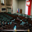 Pusta sala obrad Sejmu w Warszawie