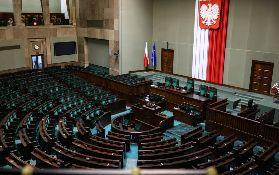 Pusta sala obrad Sejmu w Warszawie