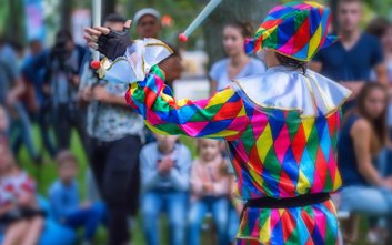 „Latający Teatr Sztuka Ciała 2025 – Ursynów" to cykl wydarzeń artystyczno-przyrodniczych / zdjęcie i