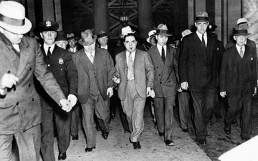 Lucky Luciano (w środku) doprowadził do ustanowienia władzy pięciu mafijnych rodzin w Nowym Jorku i 