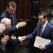 Mateusz Morawiecki odbiera gratulacje od Jarosława Kaczyńskiego w Sejmie
