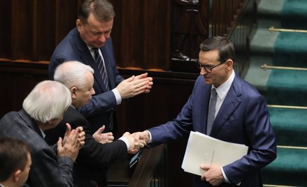 Mateusz Morawiecki odbiera gratulacje od Jarosława Kaczyńskiego w Sejmie