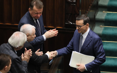 Mateusz Morawiecki odbiera gratulacje od Jarosława Kaczyńskiego w Sejmie