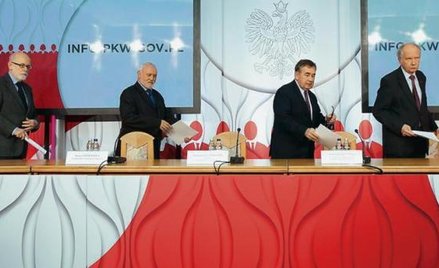 Członkowie PKW na konferencji prasowej