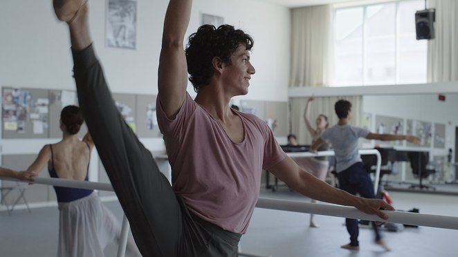 Młody utalentowany tancerz baletowy z Meksyku marzy o wielkiej karierze i życiu w Stanach Zjednoczon