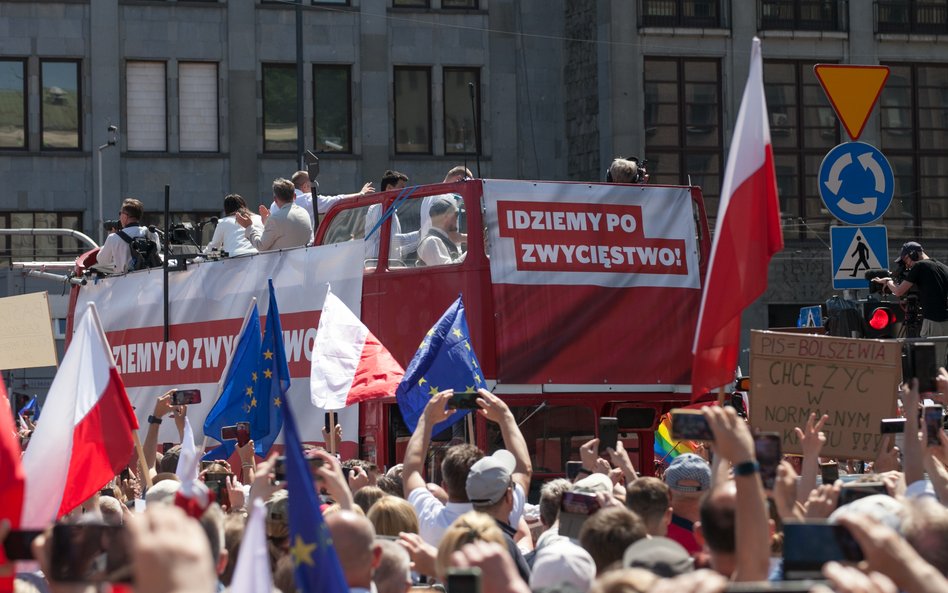 Sędzia jak każdy obywatel ma swoje prawa, więc mógł maszerować