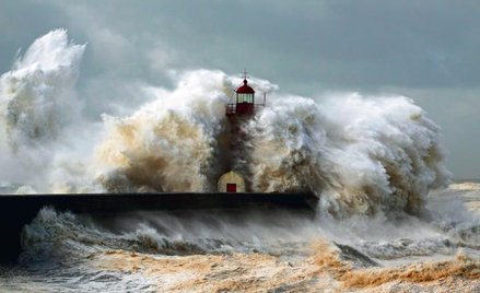Jak się rodzą gigantyczne fale na oceanie