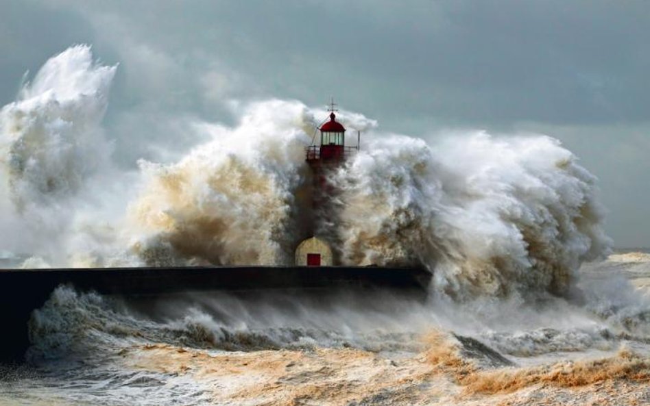 Jak się rodzą gigantyczne fale na oceanie