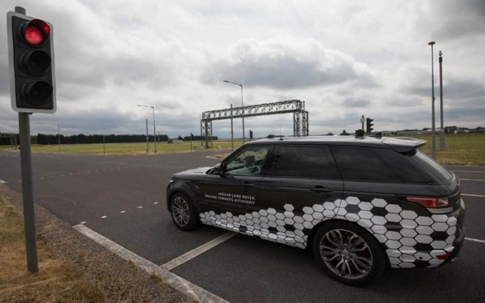 Auta bez kierowcy to jedno z zastosowań sieci 5G.