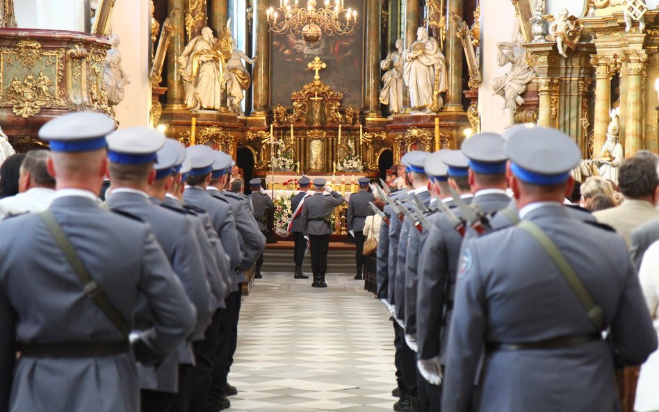 MF chce ograniczyć wydatki na odszkodowania dla rodzin zmarłych funkcjonariuszy