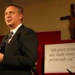 Senator Krzysztof Piesiewicz podczas uroczystości wręczenia nagród dziennikarskich im. bp. Jana Chra