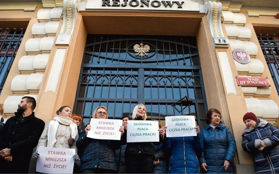 Pracownicy sądów protestują i chorują